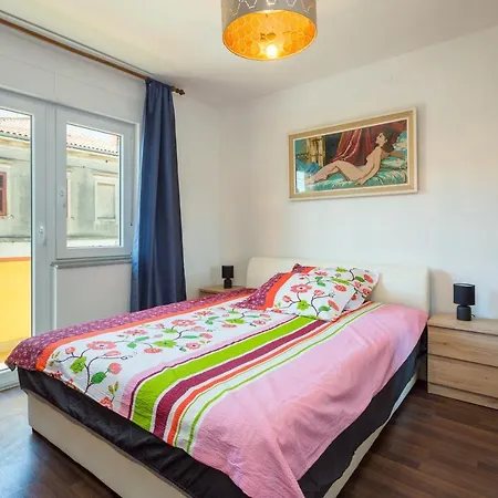 Lägenhet Sunny Ili Near Amfiteatar