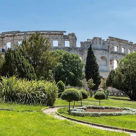 Sunny Ili Near Amfiteatar