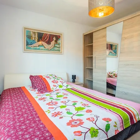 Apartment Sunny Ili Near Amfiteatar